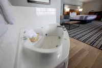 AmericInn by Wyndham Sturgeon Bay - Hot Tub