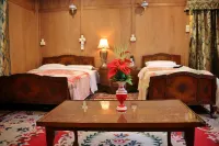 Chicago Group of Houseboats