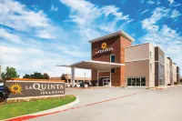 La Quinta Inn & Suites by Wyndham Dallas Northeast-Arboretum Hotels in Garland