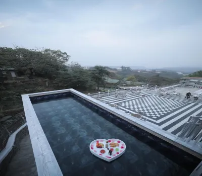 360 South, Khandala