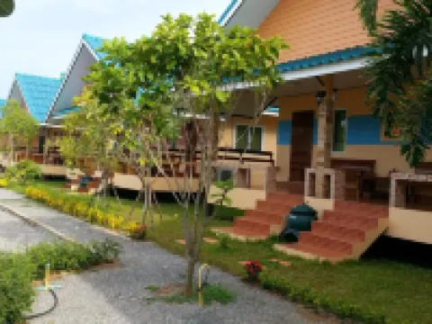 แสงทองบีชรีสอร์ท โรงแรมในอำเภอ แหลมสิงห์