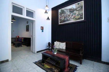 RedDoorz Near Stasiun Lawang Отели в г. Purwosari