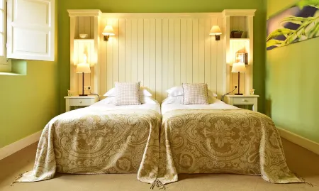 Pousada Convento de Evora – Historic Hotel Отели в г. Баселу