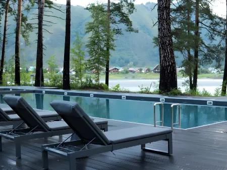 Хвоя в горах Отели рядом с достопримечательностью «Дом Перевертыш»