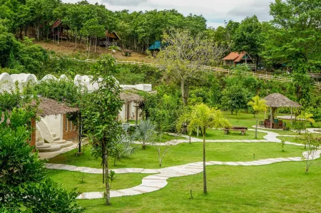 Dandelion Resort Отели рядом с достопримечательностью «Samnaksong Sitthithamrangsri»