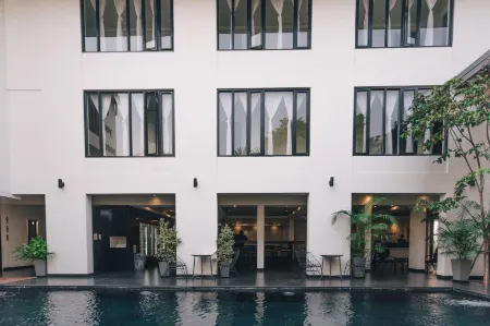 iSilver Hotel Отели рядом с достопримечательностью «Mr. Whisky Jungle Trek»