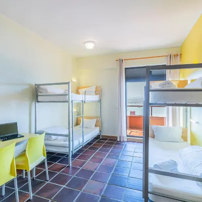 HI Almada - Pousada de Juventude Hotels near Sanctuary of Christ the King