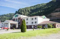 Holiday Inn Express & Suites Logan Отели в г. Маунт Гей-Шамрок