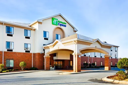 Holiday Inn Express Forest City Отели в г. Логан Стор