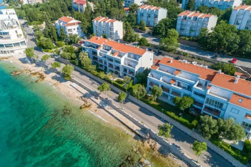 Heta Alagic I - Deluxe Beachfront Suites - 주차장