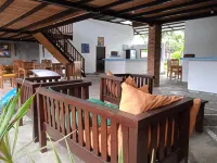 Family House Hotel Kuta فنادق في بوجوت