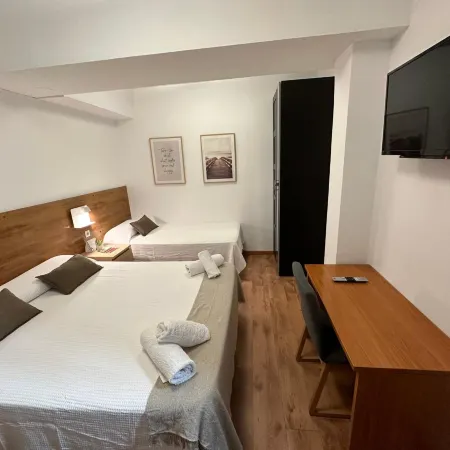 Hostal Alogar Отели рядом с достопримечательностью «Железнодорожный вокзал Пеу-дель-Фуникулар»