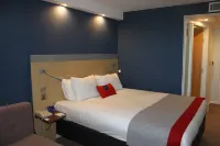Cardiff Airport Hotel by Belvilla - parking