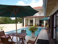 Carana Hilltop Villa - Swimmingpools