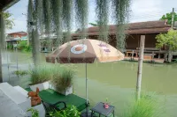 Reuan Vilawan Hotel dekat Maikaew Pier
