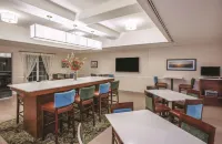 La Quinta Inn & Suites by Wyndham Bakersfield North - breakfast