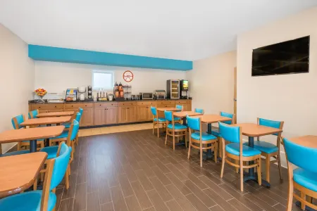 Howard Johnson by Wyndham Quincy/Boston Отели рядом с достопримечательностью «Historic New England Quincy House»