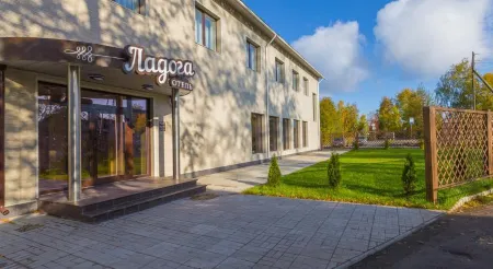 Ладога Отели рядом с достопримечательностью «Памятник Петру I»