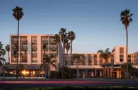 Sonesta Redondo Beach and Marina Hotel a 