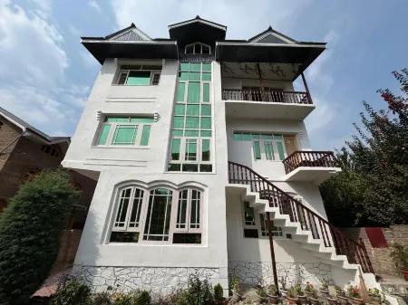 Shesh Bagh Boutique Homestay Отели рядом с достопримечательностью «Шалимар Ба Магал Гарден»