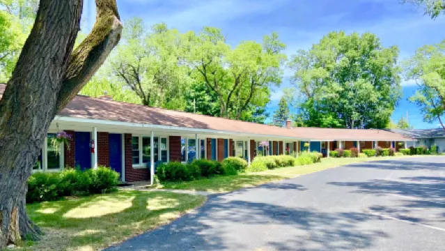 Elk Rapids Lakeshore Inn