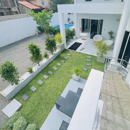 La Costa Hotel 15 Min from Airport,Free High-Speed WiFi, Spa Bath, Pool & Restaurant