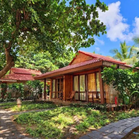 Tan Son Nhat Con Dao Resort Отели рядом с достопримечательностью «Пляж Анхай»