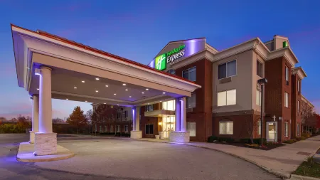 Holiday Inn Express & Suites Detroit - Farmington Hills