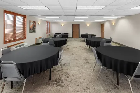 Links BOS Landen Hotel & Spa of Pella, Trademark by Wyndham Отели рядом с достопримечательностью «Колледж Сентрал»