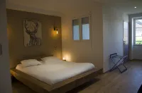 Aux Platanes Hotels in Mantry