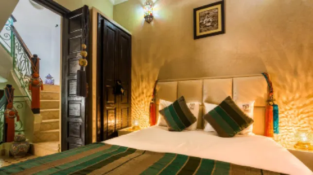 رياض دار بن براهيم Hotels near باب أكناو