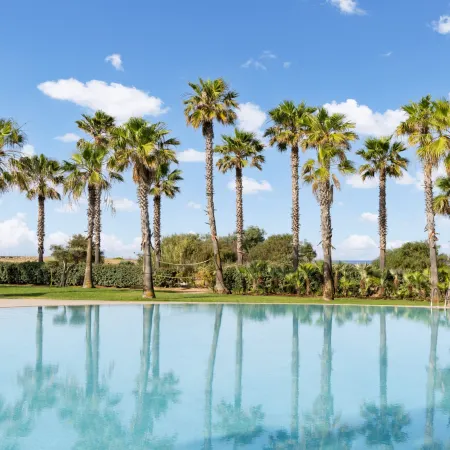 The Westin Salgados Beach Resort, Algarve Отели рядом с достопримечательностью «Пляж Эваришту»