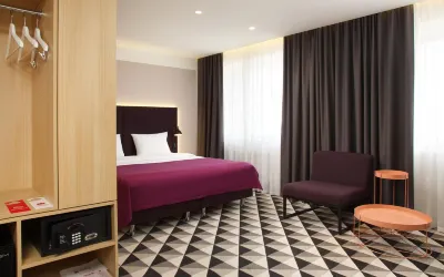 أزيموت هوتل فورونيز Hotels near Parnas Entertainment Complex
