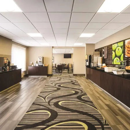 La Quinta Inn & Suites by Wyndham Clifton/Rutherford