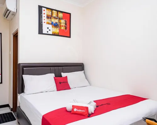 RedDoorz Near Alun Alun Bandung 2 Hotels in Regol