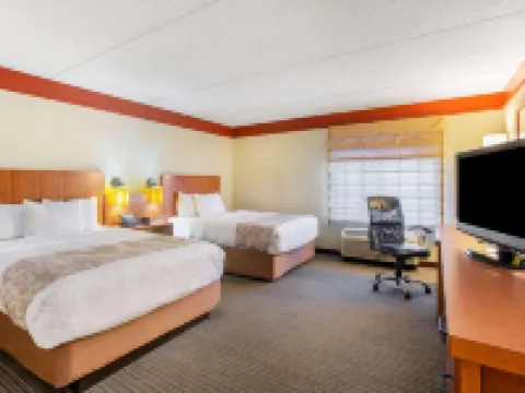 La Quinta Inn & Suites by Wyndham Raleigh Cary ケーリーのホテル