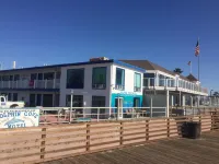 Dolphin Cove Motel - parking