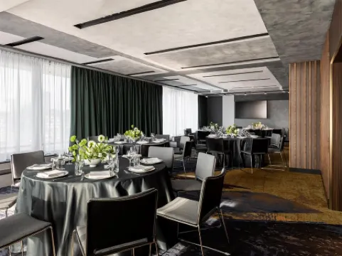 Hyatt Place Ekaterinburg (Хаятт Плейс Екатеринбург) Отели рядом с достопримечательностью «Ural Ryibni Conserva im. M.P.Musorskogo»