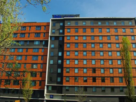 Ibis Budget Paris Porte de la Chapelle - Aréna Отели рядом с достопримечательностью «Paris Event Center»