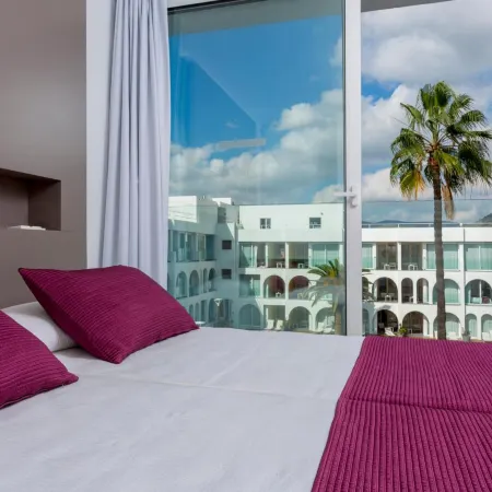 Ebano Hotel Apartments & Spa Отели рядом с достопримечательностью «Пляжный клуб Bora Bora Ibiza»