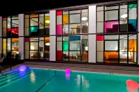 The Verb Hotel - Swimmingpools