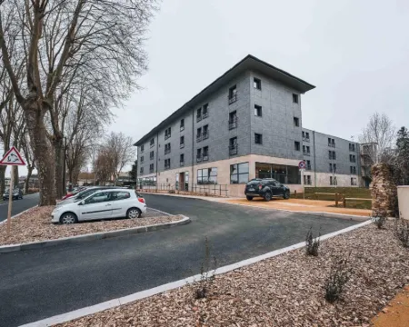 ゼナオ ネヴェール ケ ド ロワール ヌベールのホテル