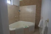 Mountain View Motor Inn & Holiday Lodges - Hot Tub