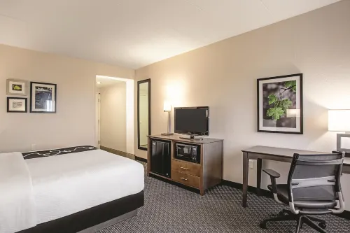 La Quinta Inn & Suites by Wyndham Baltimore N / White Marsh Hotels in Nottingham