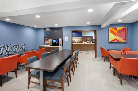 Holiday Inn Express & Suites Port Washington Отели в г. Рандом Лейк