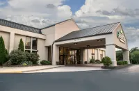 Greenstay Hotel & Suites Central Hoteles cerca de Pythian Castle