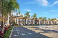 Stanford Inn & Suites Anaheim - parcheggio