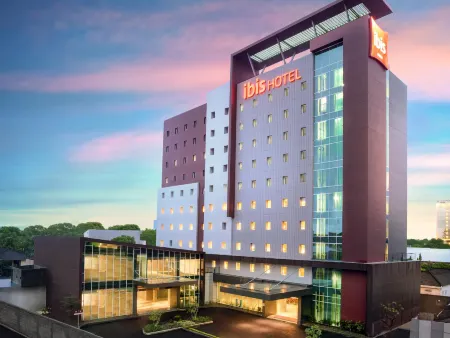Ibis Makassar City Center Отели рядом с достопримечательностью «Wisma Pattimura»