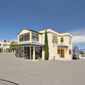 Shoreline Motel