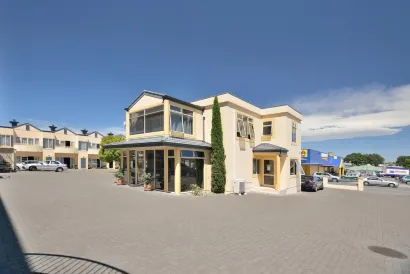 Shoreline Motel